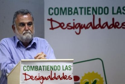 El candidato a la alcaldía de Sevilla por Izquierda Unida, Antonio Rodrigo Torrijos, en un acto de campaña.
