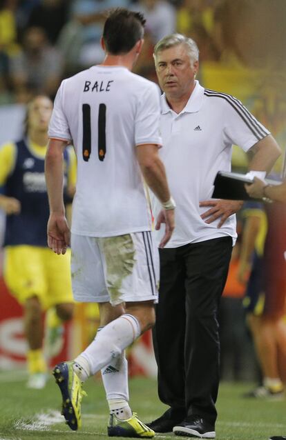 Bale y Ancelotti, en el instante de la sustitución del galés.