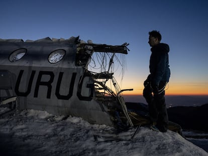 J. A. Bayona, en la réplica del fuselaje del Fairchild durante el rodaje en Sierra Nevada de 'La sociedad de la nieve'.