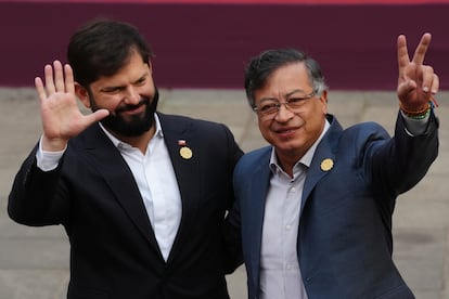 El presidente chileno Gabriel Boric y su homólogo colombiano Gustavo Petro saludan en el Palacio de la Moneda.