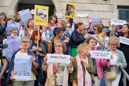 Decenas de personas participan en la concentración convocada este lunes en Vigo, en apoyo a la jugadora de la selección femenina de fútbol Jenni Hermoso.