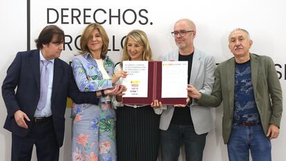 Los firmantes del acuerdo contra la discriminación laboral del colectivo LGTBI+, este miércoles en Madrid.