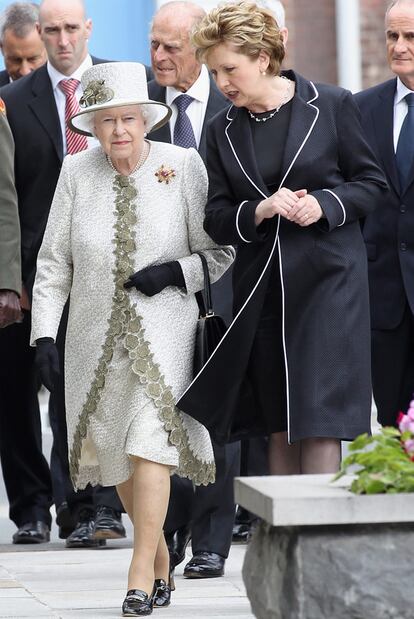 La presidenta irlandesa Mary McAleese y la reina Isabel visitan el Jardín de la Memoria.