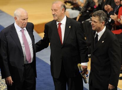 Luis Aragonés, junto a Del Bosque y Villar, en la recogida del premio Príncipe de Asturias de los Deportes a La Roja en 2010.