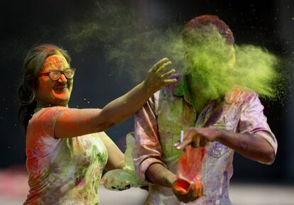 Una mujer lanza polvos de colores durante la celebración del Holi en Hyderabad (India), el 2 de marzo de 2018.