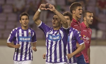 Javi Guerra celebra el gol del Valladolid