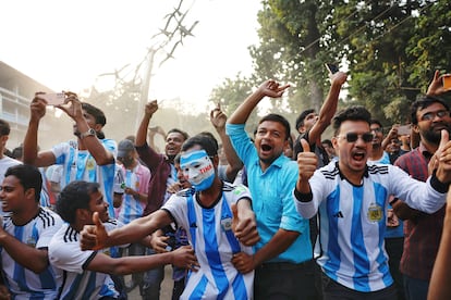 Mundial Qatar 2022: Los fanáticos bengalíes celebran un gol de la selección argentina en la ciudad de Daca