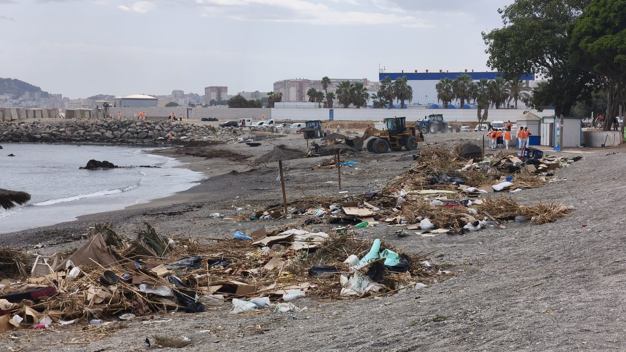 El Gobierno reubica a más de un millar de migrantes de la playa de El Trampolín y prevé habilitar nuevos espacios