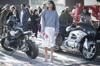 La editora de moda Giovanna Battaglia, en una calle de Par&iacute;s durante la reciente semana de la moda de la capital francesa.