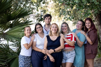 Parte de la familia de los Serrano: la madre (de negro), María Jesús Martín Domínguez, junto a seis de sus ocho hijos, en la Fundación Héroes en Málaga