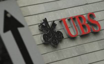 En la imagen, logotipo de UBS en la sede del banco, en Zrich (Suiza). EFE/Archivo