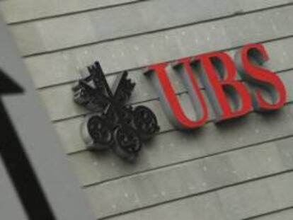 En la imagen, logotipo de UBS en la sede del banco, en Zúrich (Suiza). EFE/Archivo