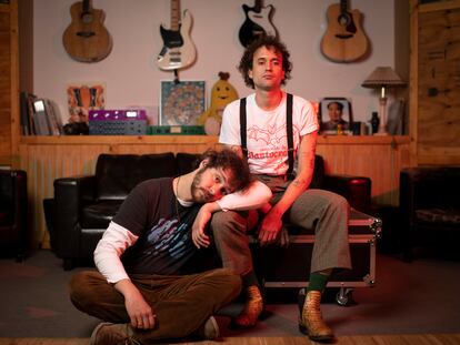 Los madrileños Álex de Lucas y Diego García, integrantes de The Parrots, lanzan 'Maldito', su nuevo sencillo.