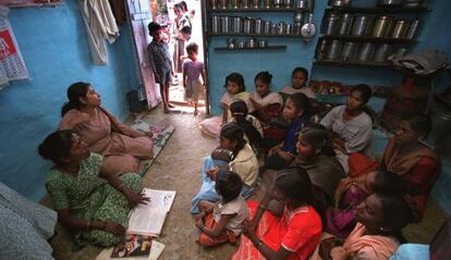 Ni&ntilde;as en una clase en el estado indio de Maharastra.