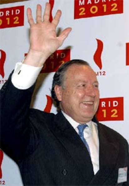 El alcalde Madrid, José María Álvarez del Manzano, celebra la decisión del COE.