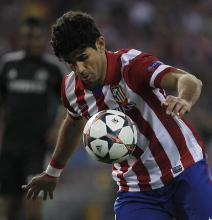 Diego Costa controla el balón