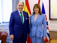 El presidente de Iberdrola, Ignacio Sánchez Galán (Iberdrola), con la ministra británica de Economía, Rachel Reeves.
