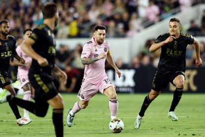 Lionel Messi conduce el balón entre jugadores del LAFC en el partido de este domingo.