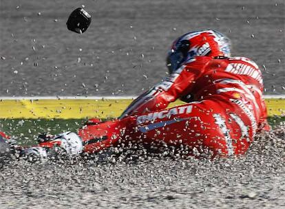 Casey Stoner se cae nada más empezar la carrera y se esfuman sus opciones de conseguir que subcampeonato, que queda en manos de Jorge Lorenzo.