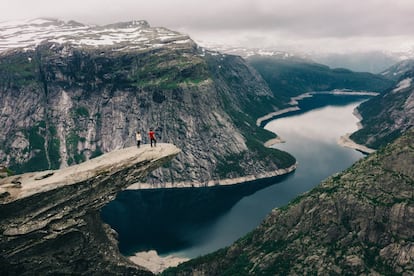 Regla número uno si se pasea por los montes noruegos: no hay que meterse nunca con un trol. De hecho, conviene ayudar a estos seres fabulosos a construir sus casas añadiendo una piedra a los majanos que se encuentran junto a los caminos. Luego, más allá de este aporte constructivo, hay que estar en buena forma para llegar, tras una marcha de unas 10 horas, a la espectacular plataforma rocosa llamada Trolltunga, “Lengua de Trol”. Sobre este saledizo horizontal se estará a 700 vertiginosos metros sobre el lado norte del lago Ringedalsvatnet. <br></br> Más información: de.fjordnorway.com