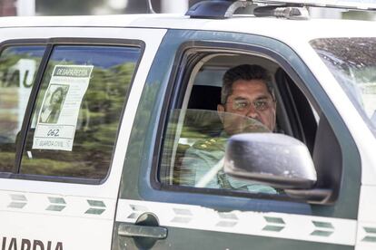 El coronel Javier Jambrina, en un coche con el cartel de búsqueda de Diana Quer.