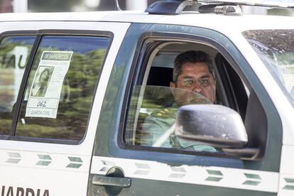 El coronel Javier Jambrina, en un coche con el cartel de b&uacute;squeda de Diana Quer.