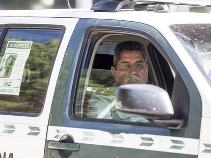 El coronel Javier Jambrina, en un coche con el cartel de b&uacute;squeda de Diana Quer.