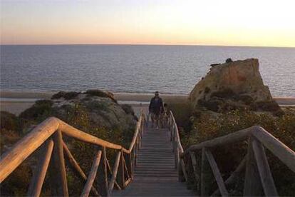 Una pasarela de madera da acceso a la playa desde el parador de Mazagón, en el término municipal de Moguer.