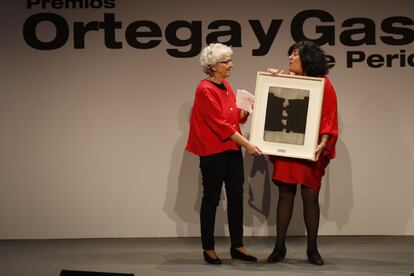 La periodista Soledad Gallego-Díaz (izquierda) recibe el galardón a la Trayectoria Profesional de manos de la escritora Almudena Grandes, durante la gala de los Premios Ortega y Gasset de Periodismo 2018 celebrada en el Círculo de Bellas Artes de Madrid, en mayo de ese año.