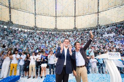 Rajoy y Núñez Feijoo, en un mitin de la campaña electoral gallega.