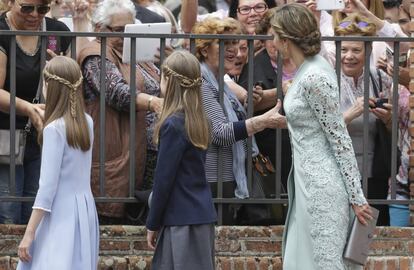 La reina Letizia y sus dos hijas, Sofía y Leonor, en la comunión de la Infanta el pasado 17 de mayo.