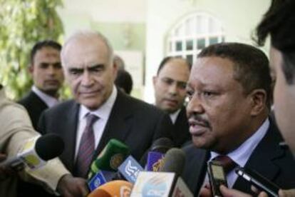 El ministro egipcio de Asuntos Exteriores, Mohamed Kamel Amr (i), y su homólogo sudanés, Salah Wansi (d), atienden a la prensa en Jartum, Sudán, hoy, martes 18 de junio de 2013.