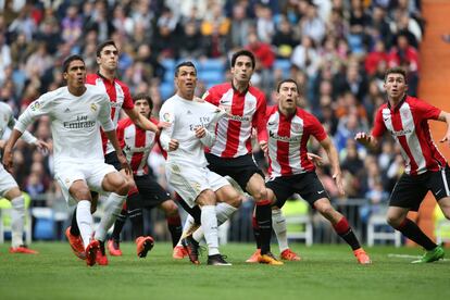 Los jugadores del Athletic de Bilbao y Real Madrid en un momento del partido.