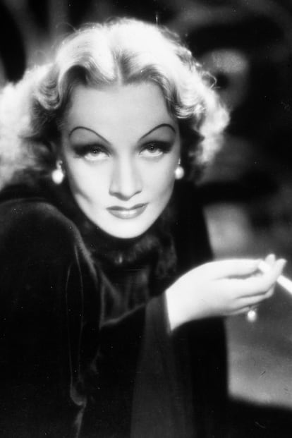 Las cejas pintadas y los labios perfilados de Marlene Dietrich la convirtieron en una miesteriosa diva del cine negro.