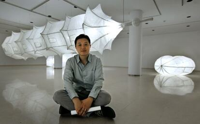 Liang Binbin, en el IVAM, junto a sus esculturas 'Un universo efímero'