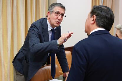 El presidente de la Comisión Constitucional, Patxi López, habla con el diputado popular José Antonio Bermúdez de Castro durante la comisión que ratificó el paso de la Ley de Memoria Democrática al pleno.