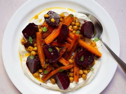 Remolachas y zanahorias asadas con labneh y garbanzos picantes