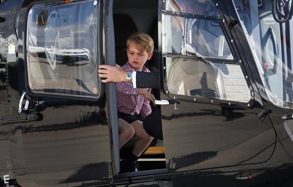 Durante el verano de 2017, los duques de Cambridge y sus entonces dos hijos, Jorge y Carlota, hicieron una gira por Polonia y Alemania. Aquí, el príncipe Jorge en el último día del viaje, en un helicóptero en el aeropuerto de Hamburgo.