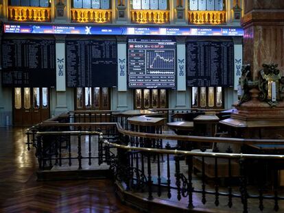 Vista de un panel de la Bolsa de Madrid que muestra la evolución del Ibex 35.