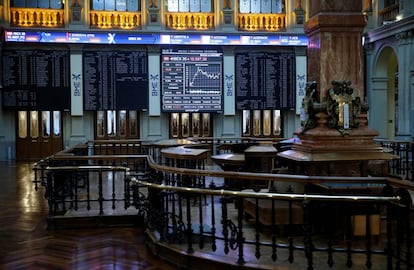 Vista de un panel de la Bolsa de Madrid que muestra la evolución del Ibex 35.