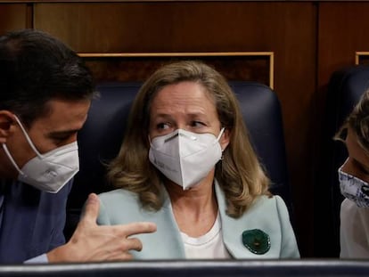 Pedro Sánchez, con la vicepresidenta segunda y ministra de Trabajo, Yolanda Díaz, y la vicepresidenta primera y ministra de Asuntos Económicos, Nadia Calviño.