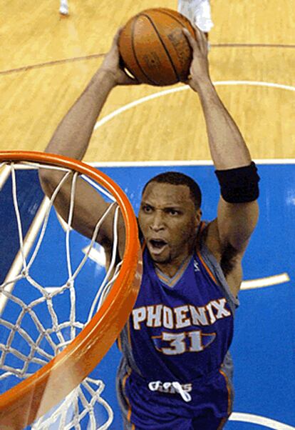 Shawn Marion anotó 24 puntos y capturó 13 rebotes en la decisiva victoria de los Suns por 121 a 118.