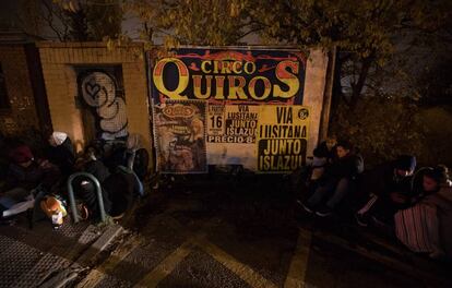 La cola de inmigrantes frente a la comisaría de Aluche el martes por la noche