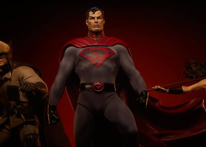 Figura de 'Superman: hijo rojo' creada como 'merchandising', donde luce el curioso escudo con la S de Superman mezclada con la hoz y el martillo.