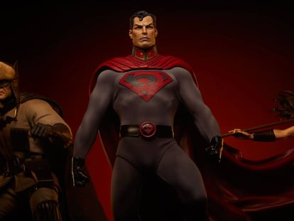 Figura de 'Superman: hijo rojo' creada como 'merchandising', donde luce el curioso escudo con la S de Superman mezclada con la hoz y el martillo.