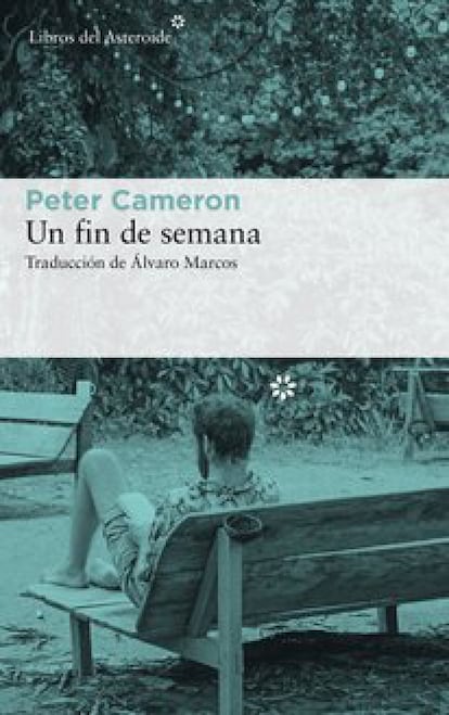 Tres amigos se reúnen un fin de semana en el campo en el primer aniversario de la muerte de Tony. Son su hermano John, su cuñada Marian y su antiguo compañero, Lyle. A ellos se le une la actual pareja de Lyle, un extraño personaje que desentona en el encuentro. Así comienza el libro Un fin de semana (Libros del Asteroide), de Peter Cameron. Los baños en el río, las cenas al fresco, los paseos por la noche y el resto de rituales estivales quedan marcados por la asuencia de Tony y cada uno de los tres deberá buscar su manera de encajar la pérdida. Precio: 18,95 euros.