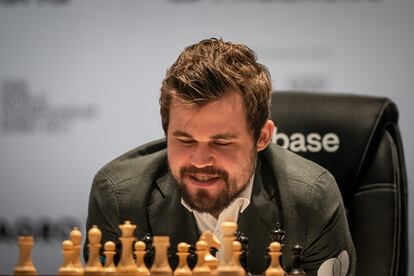 Magnus Carlsen, este sábado, durante la 7ª partida del Mundial de Dubái