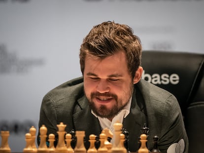 Magnus Carlsen, este sábado, durante la 7ª partida del Mundial de Dubái