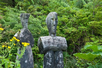 Figuras de madera talladas por nuu-chah-nulth en Naa’Waya’Sum Coastal Indigenous Gardens, en la localidad canadiense de Tofino.