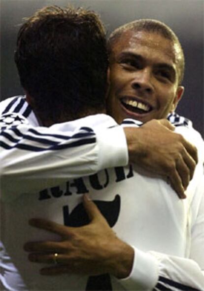 Ronaldo abraza a Raúl tras marcar éste el gol del Madrid.